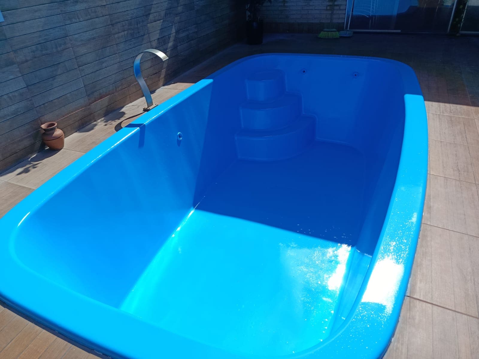 Piscina de fibra azul após restauração completa